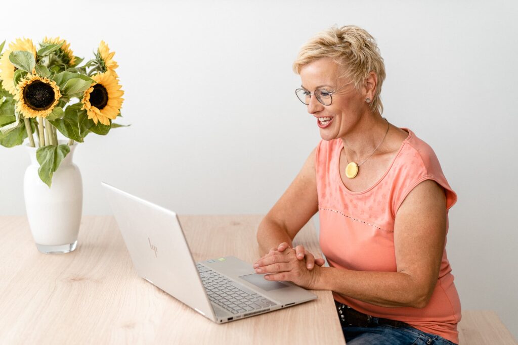 Melanie Seidl-Jester am Laptop im Online-Call